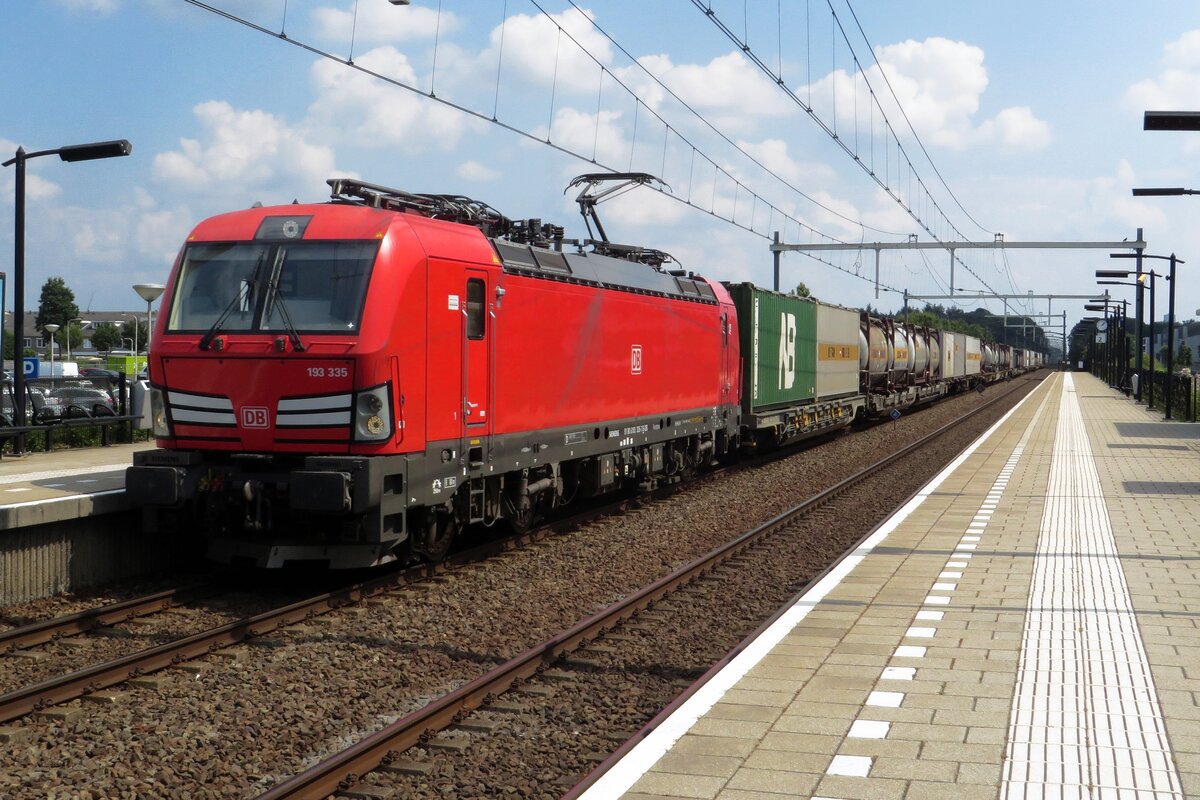 DBC 193 335 hauls the Ruhland intermodal shuttle train (Ruhland, Germany<=>Amtwerpen, Belgium) through Tilburg-Reeshof on 4 August 2021.