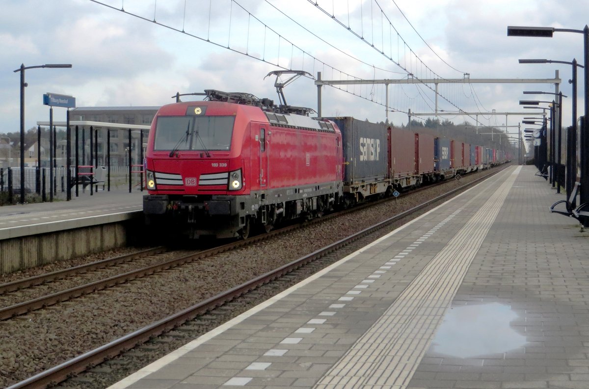 DBC 193 339 hauls a container traibn throguh Tilburg-Reeshof on 24 January 2021.