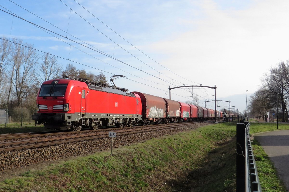 DBC 193 339 hauls a steel train through Oisterwijk on 23 February 2021.