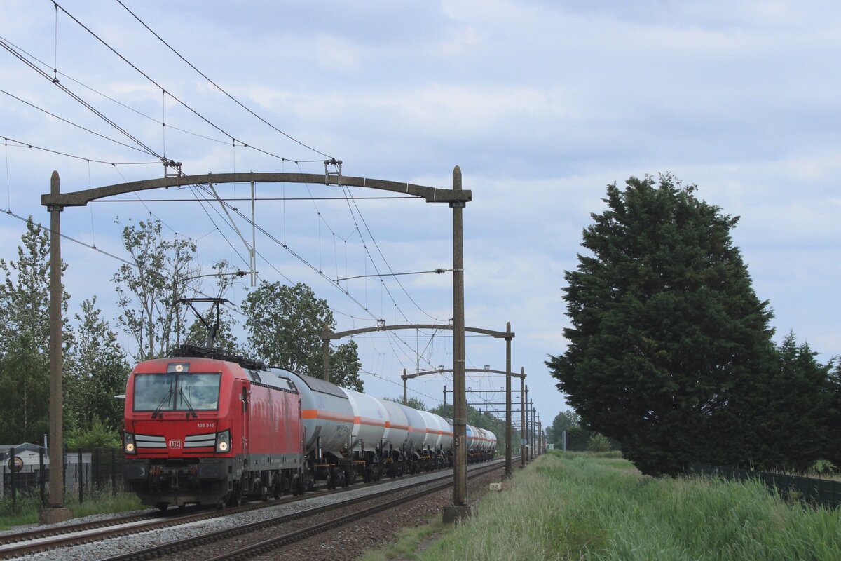 DBC 193 346 hauls a tank train to Vlissingen Sloehaven through Hulten on 5 June 2024.