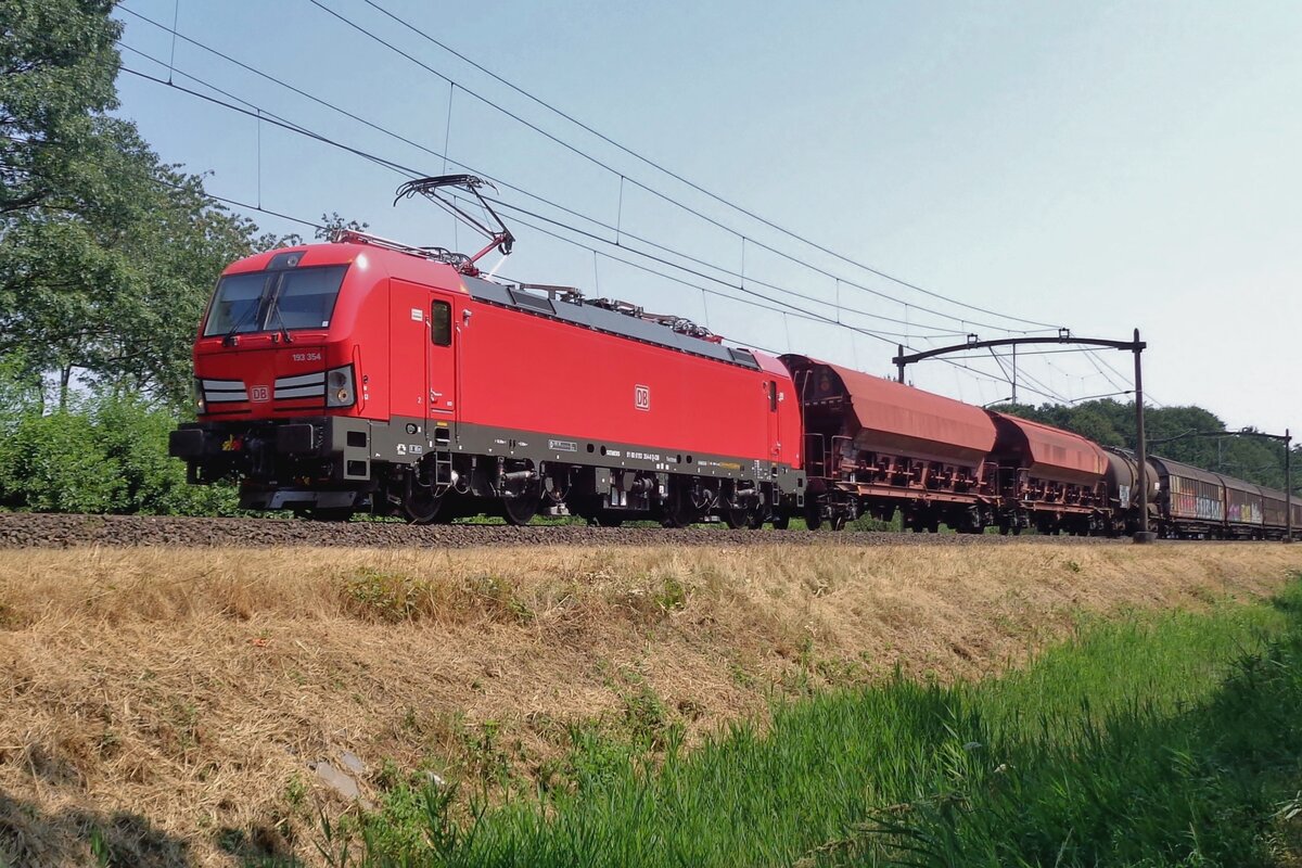 DBC 193 354 hauls a mixed freight through Tilburg Oude Warande on 25 July 2018.