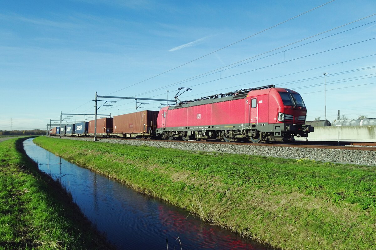DBC 193 356 hauls a better loaded intermodal train through Valburg on 13 November 2022.