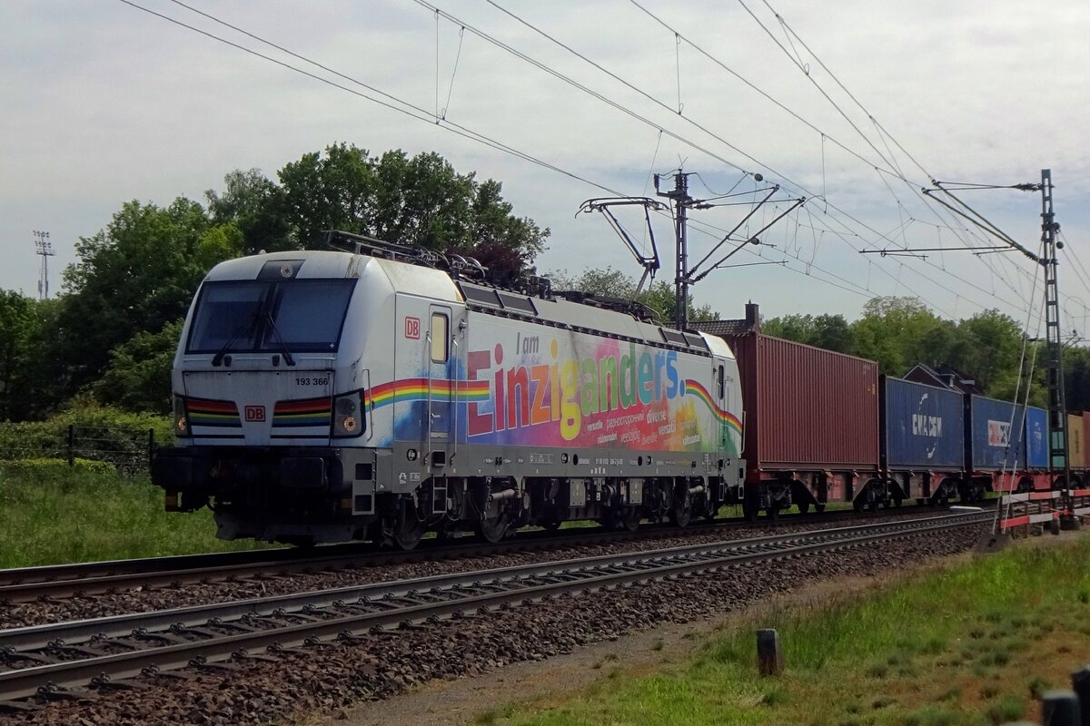 DBC 193 366 passes Venlo Vierpaardjes on 28 May 2021.