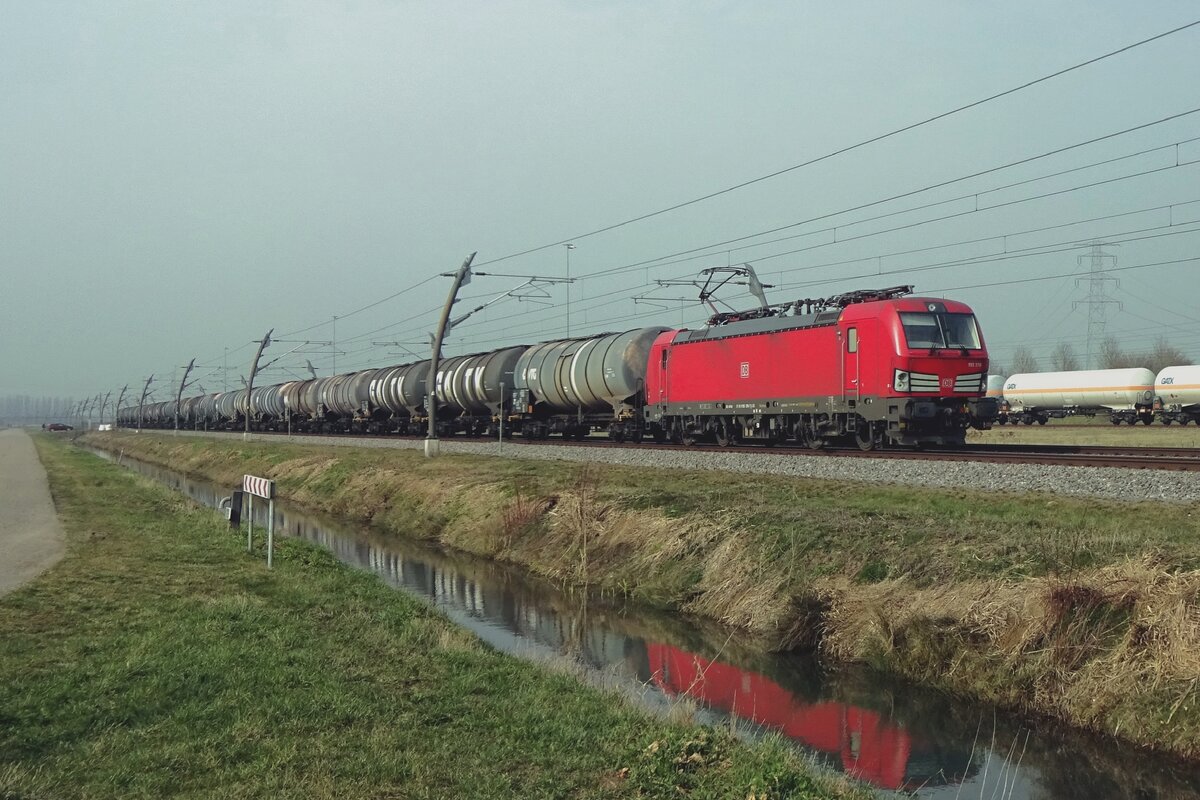 DBC 193 378 hauls a GATX tank train through Valburg on 3 March 2021.
