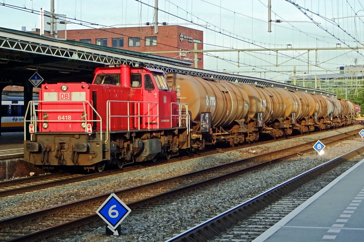 DBC 6418 banks an oil train through Deventer on 15 July 2019.