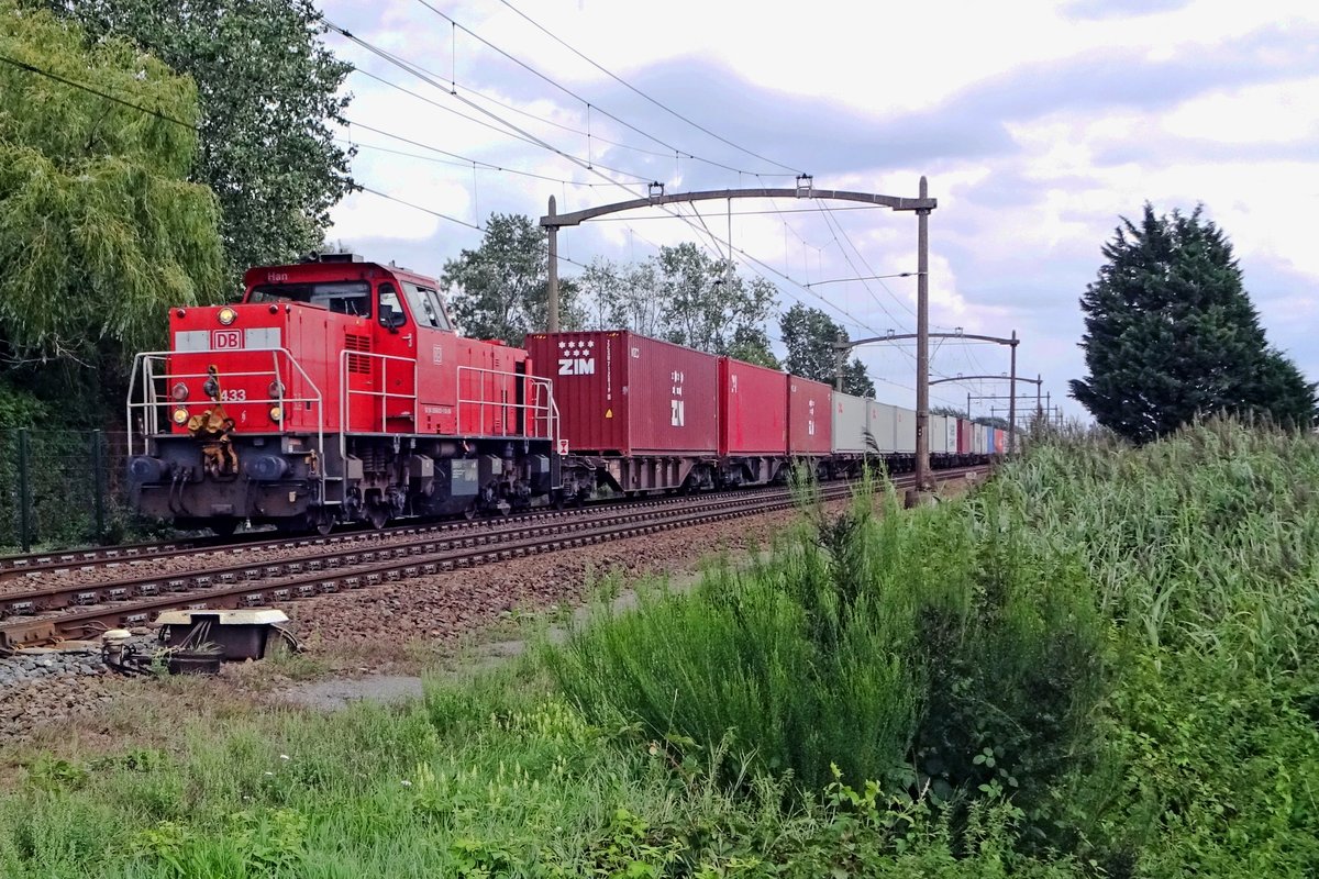 DBC 6433 hauls a container train through Hulten on 16 August 2019 toward Roterdam-Kijfhoek.