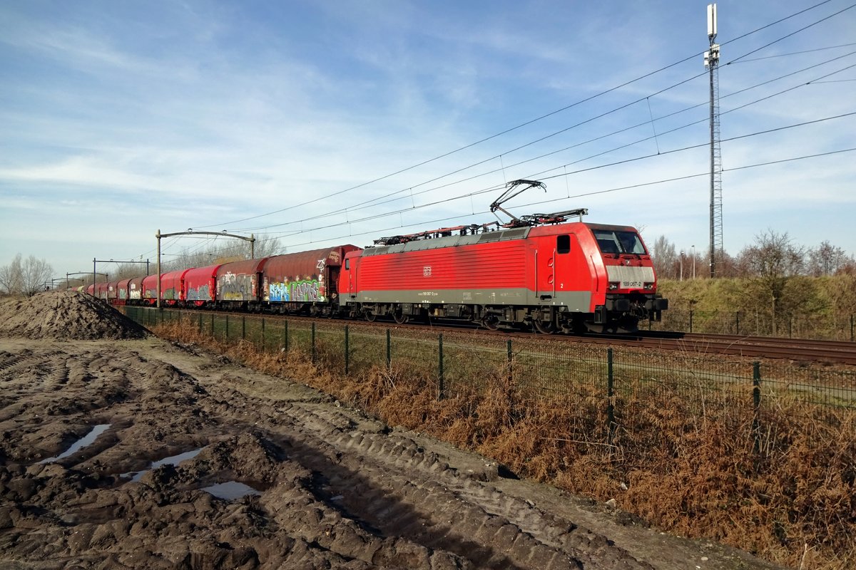 DBC steel train with 189 067 at the reins speeds through Tilburg-Reeshof on 21 February 2021.