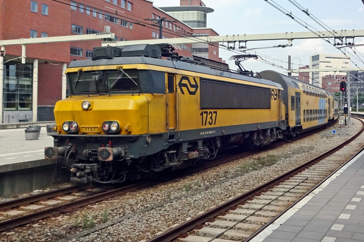 DD-AR hauled by 1737 enters Amersfoort on 19 July 2019.