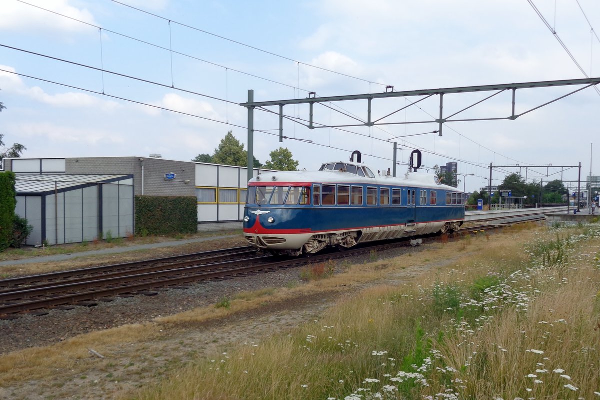DE-1 passes through Blerick on 10 June 2018. She is owned by the Dutch Railway Museum at Utrecht and takes many a tour out, like here at Blerick.