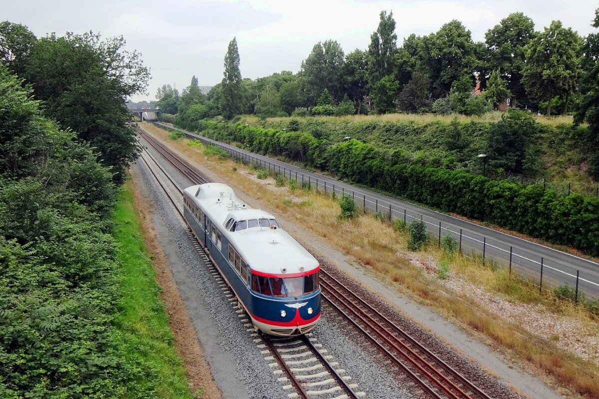 DE-20 passes through Nijmegen-Heyendaal on 2 July 2021. The 20 is a modified version of Class DE-1 DMUs from  the 1950s.