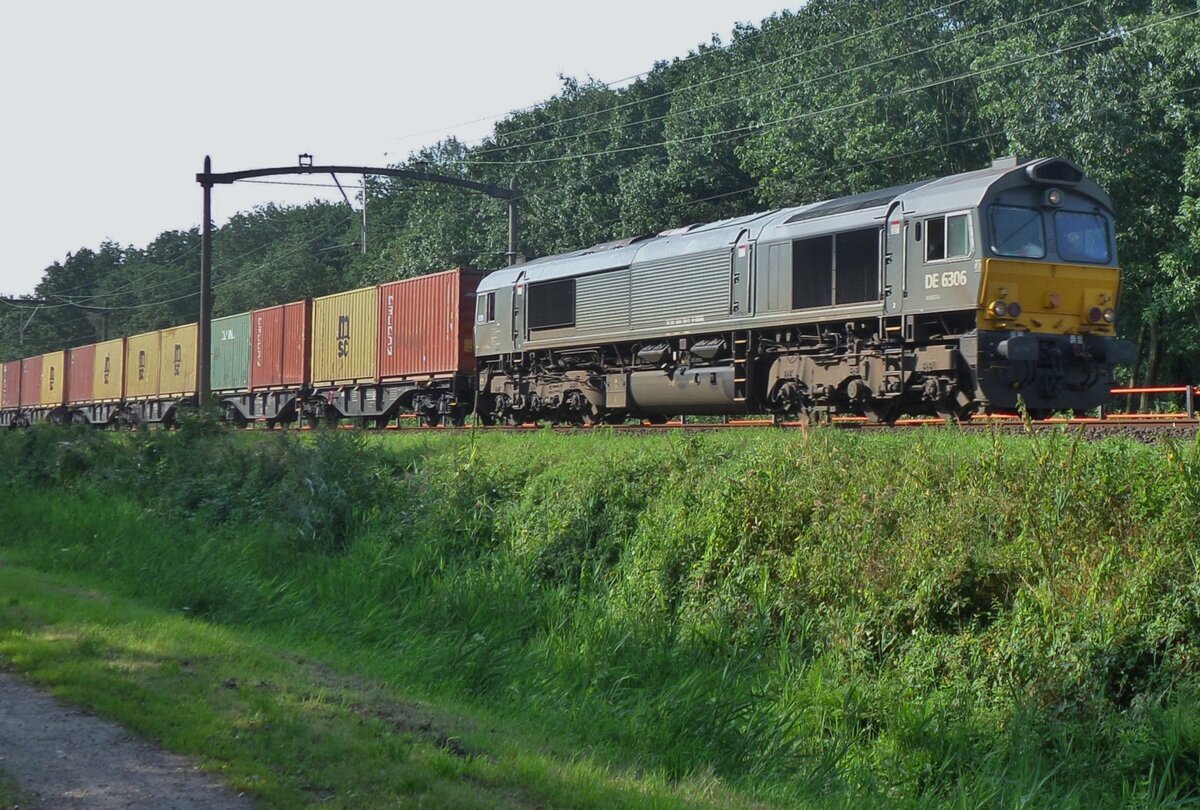 DE 6306 hauls the Neuss-shuttle through Tilburg-Reeshof on 26 June 2016.