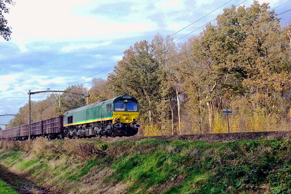 DE 676 hauls an HGK/Rheincargo coal train through Tilburg Oude Warande.