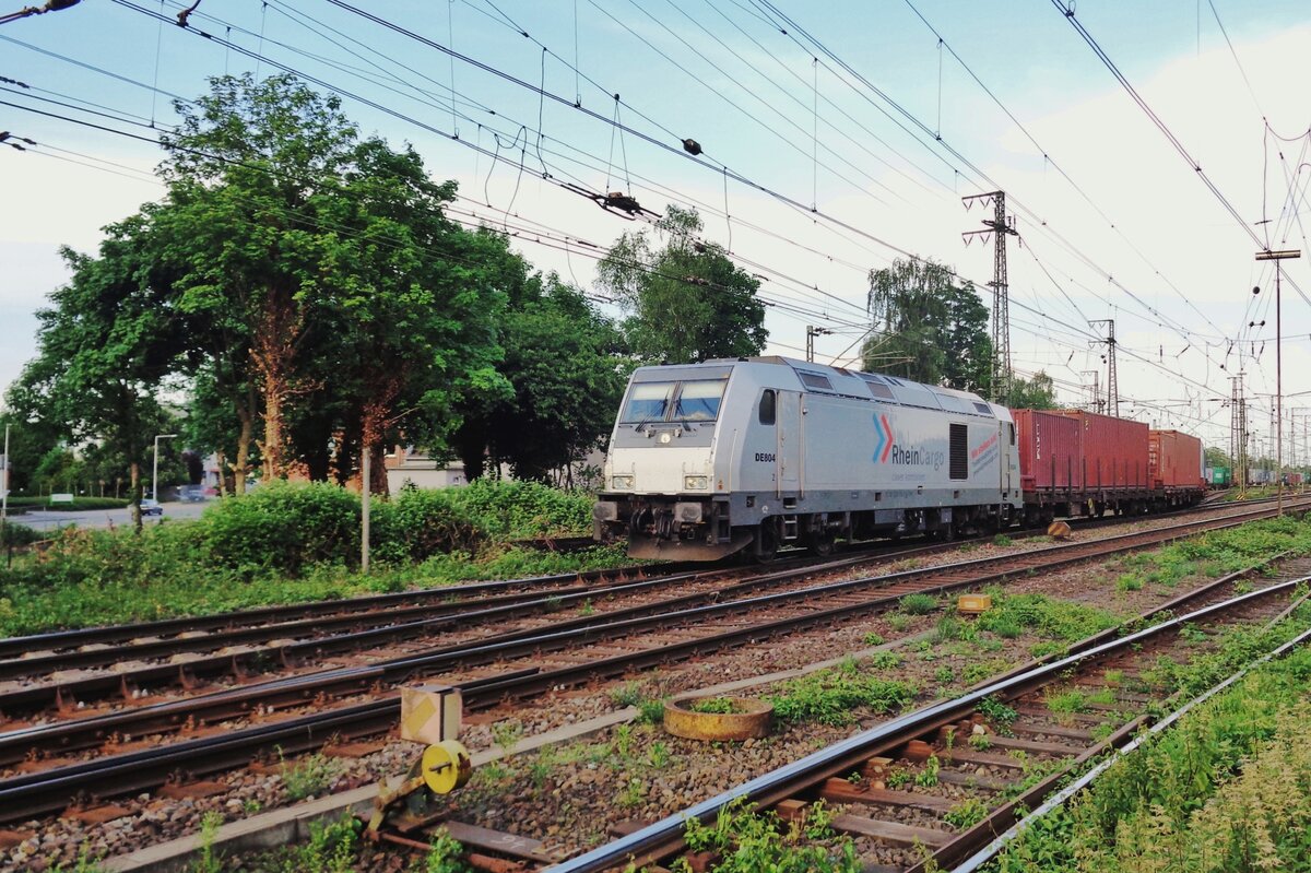 DE 804 hauls a container train out of Emmerich on the evening of 22 May 2017.