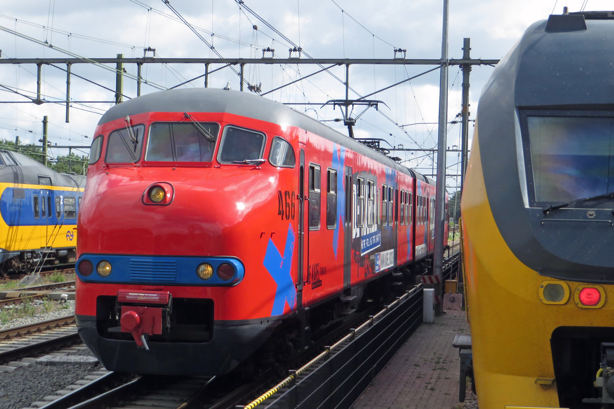 De Karel 466, the first private Plan V, enters Roosendaal on 28 June 2020.