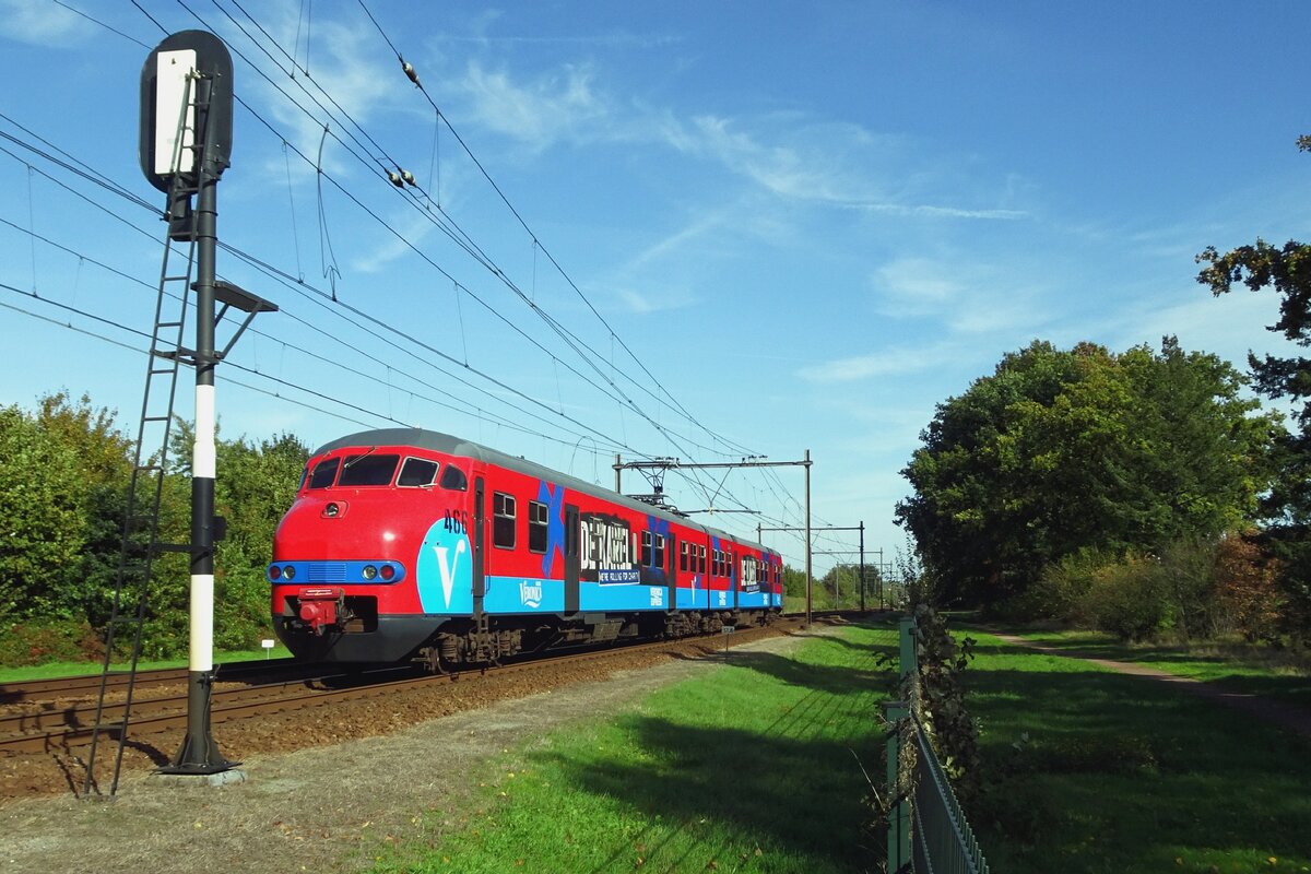 De Karel, a.k.a. 466, passes Alverna with the Veronica Expres on 7 October 2022. Veronica, a Dutch broadcast company, decided to have a live radio transmission from somewhere else than the studios at Hilversum and since Veronica DJ Erik de zwart is a fervent train lover, it was decided to have the transmission from an EMU. 