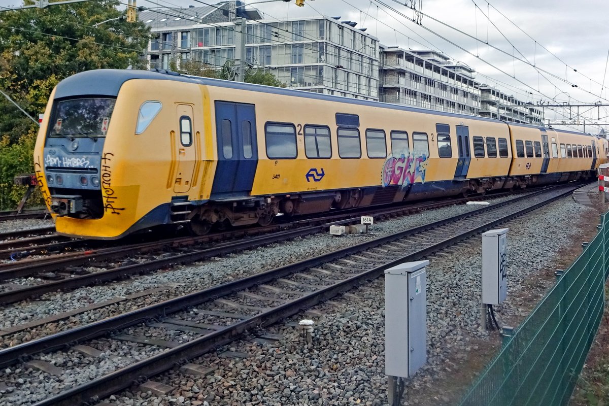 Death sentence on 3411 on 23 November 2019. After a proposed sell to a Romanian operator fell through mercilessly, a massive batch of NS DMUs, stabled at Nijmegen was consigned to the scrap yard and on 23 November 2019 some the Nijmegen batch of a score (two dozen) Buffels were hauled away, like 3411, that is at the end of the train that is about to cross the Waal bridge at Nijmegen.