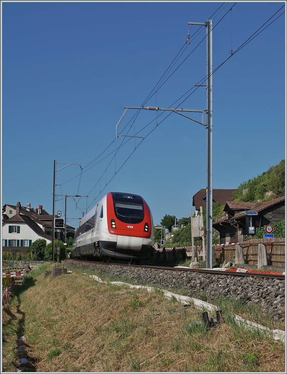 Departing Ligerz, on the last single-track section of the Jura foot line, an SBB RABe 500 ICN as IC 5 is on its way towards Biel/Bienne.

July 11, 2025