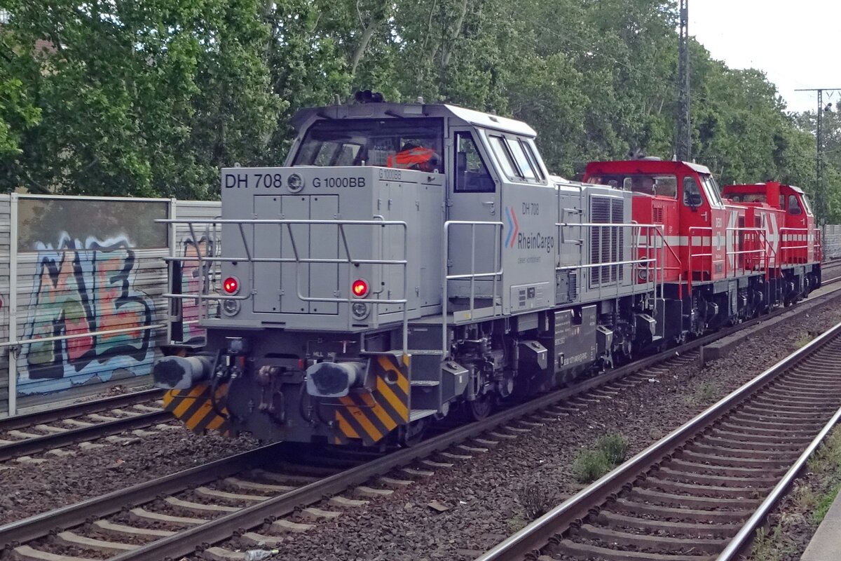 DH 708 is hauled through Köln Süd on 8 June 2019.