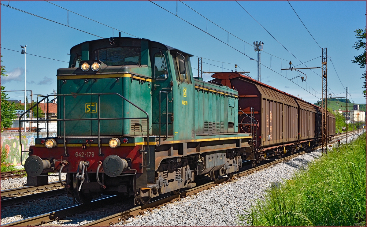 Diesel loc 642-179 pull freight train through Maribor-Tabor on the way to Tezno yard. /12.5.2014