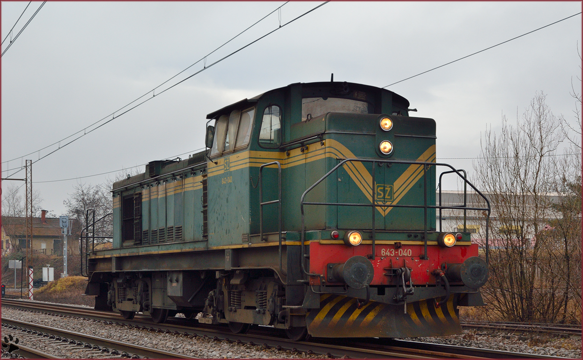 Diesel loc 643-040 is running through Maribor-Tabor on the way to Maribor station. /20.1.2014