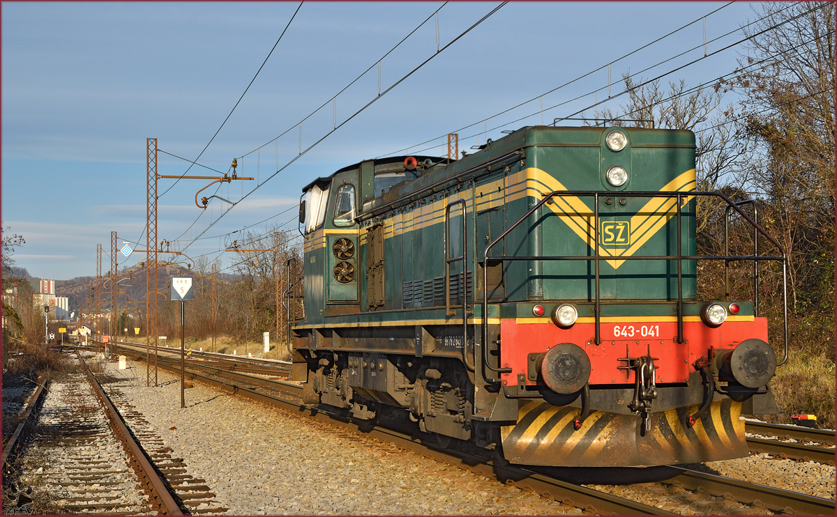 Diesel loc 643-041 run through Maribor-Tabor on the way to Maribor station. /20.12.2014