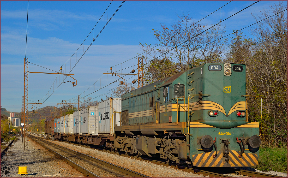 Diesel loc 644-004 pull freight train through Maribor-Tabor on the way to Tezno yard. /7.11.2013