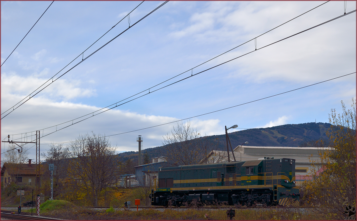 Diesel loc 644-005 is running through Maribor-Tabor on the way to Tezno yard. /25.11.2013