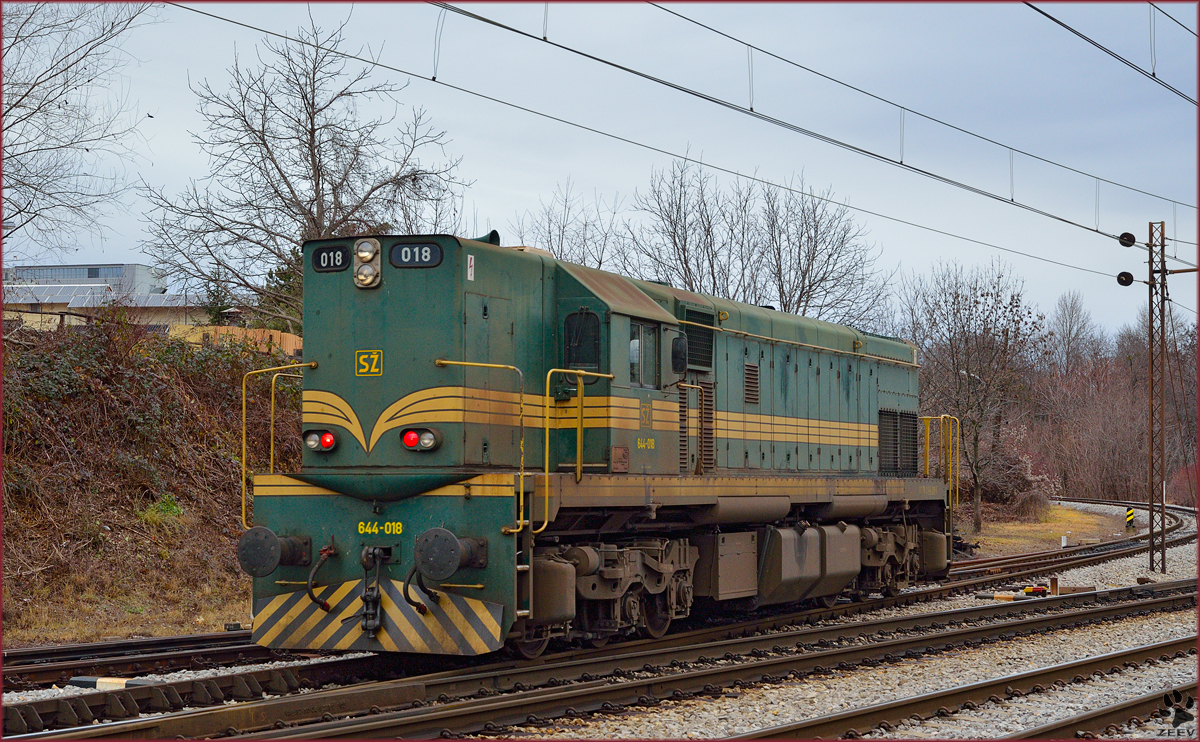 Diesel loc 644-018 is running through Maribor-Tabor on the way to Studenci station. /27.12.2013