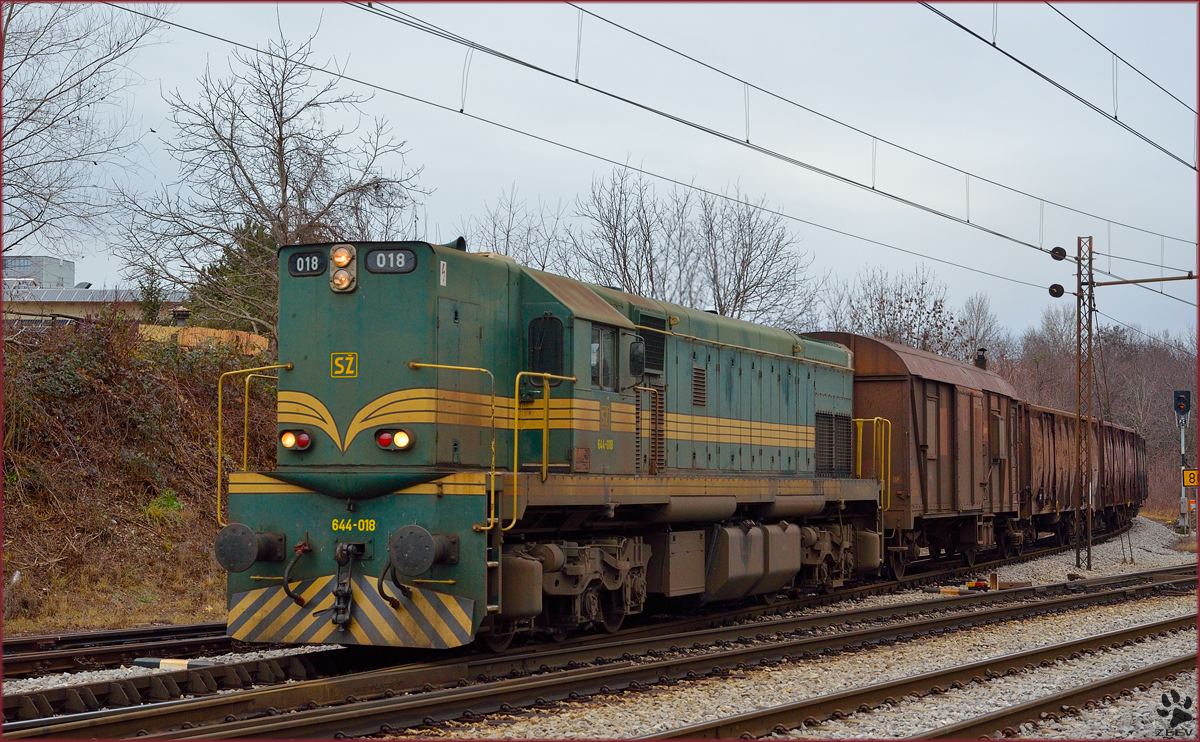 Diesel loc 644-018 pull freight train through Maribor-Tabor on the way to Tezno yard. /27.12.2013
