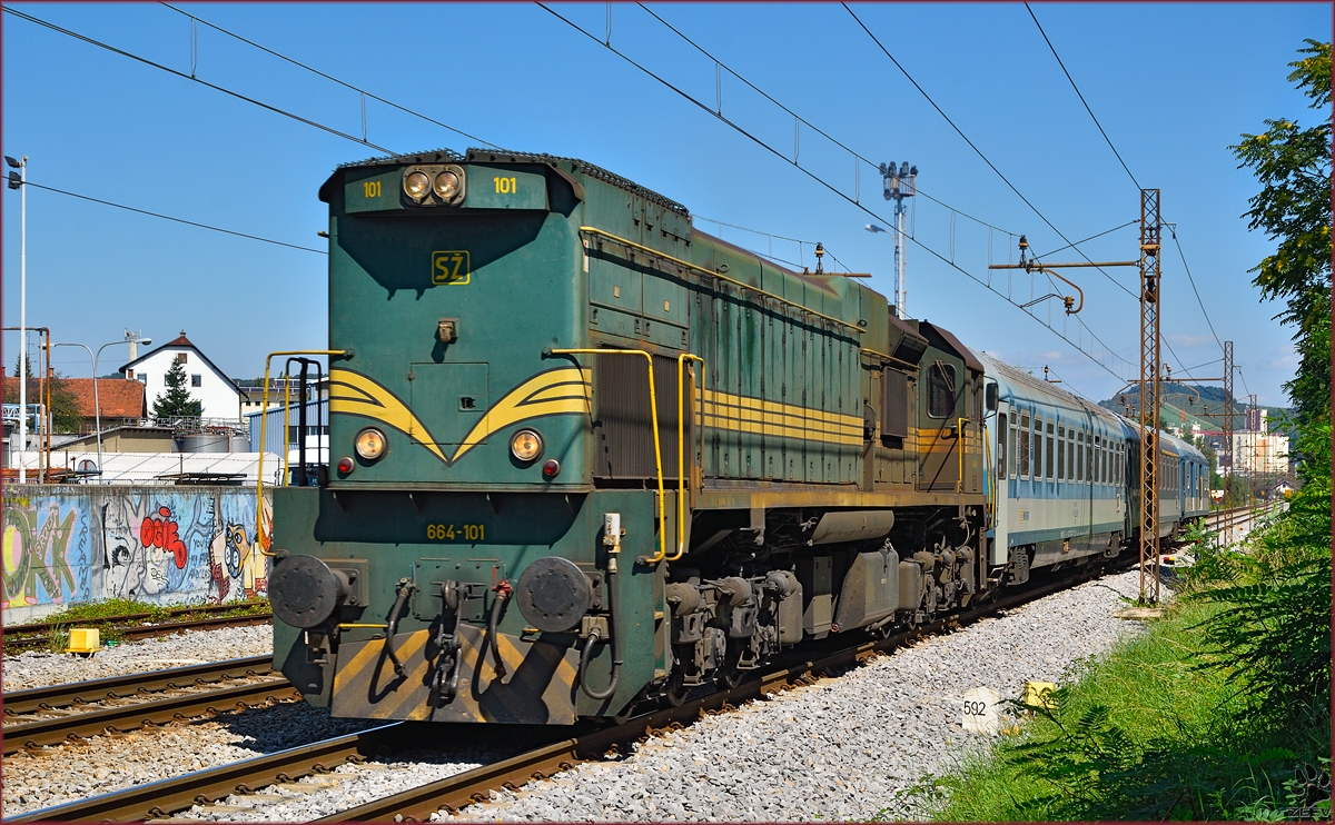 Diesel loc 664-101 pull MV247 'Citadella' through Maribor-Tabor on the way to Budapest. /28.8.2014