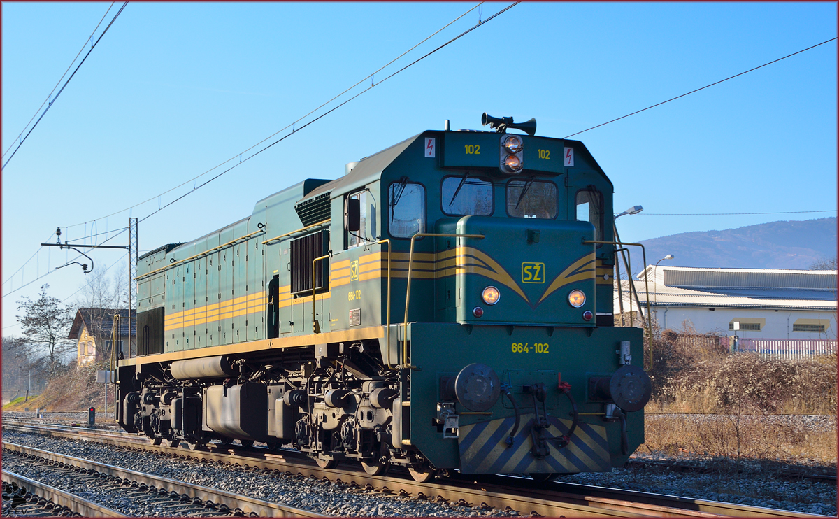 Diesel loc 664-102 is running through Maribor-Tabor on the way to Maribor station. /13.1.2014