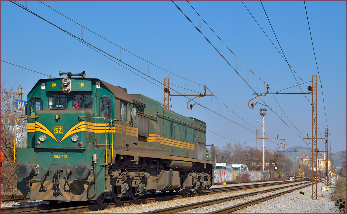 Diesel loc 664-110 is running through Maribor-Tabor on the way to Maribor station. /13.3.2014