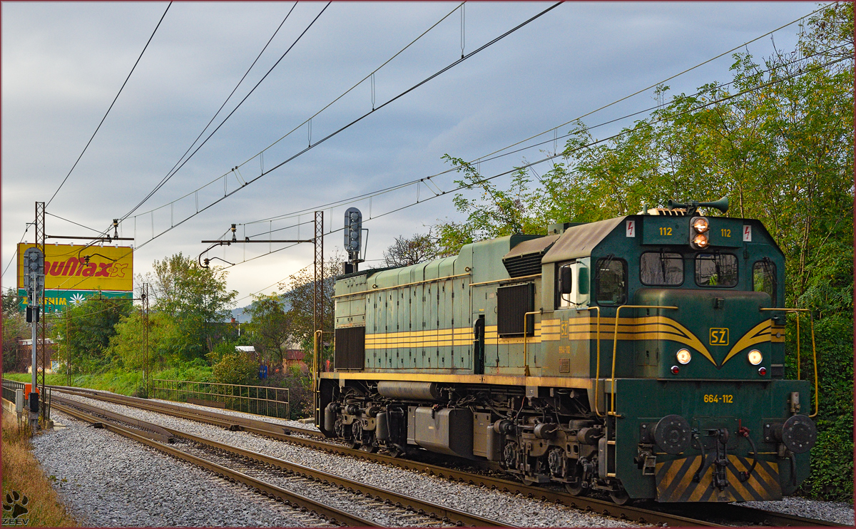 Diesel loc 664-112 run through Maribor-Tabor on the way to Maribor station. /21.10.2014