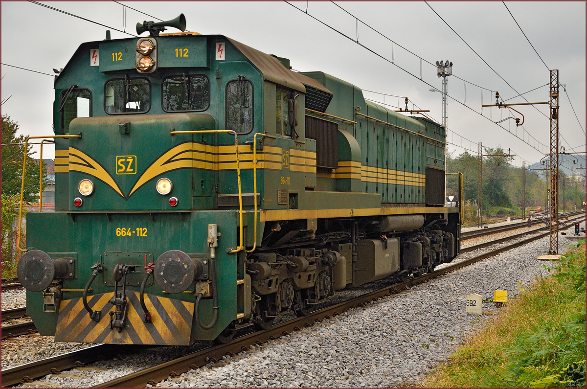 Diesel loc 664-112 run through Maribor-Tabor on the way to Tezno yard. /27.10.2014