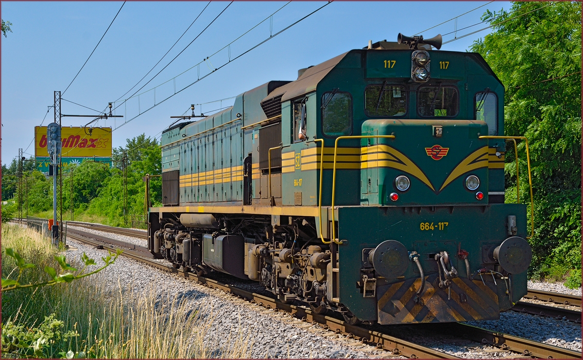 Diesel loc 664-117 is running through Maribor-Tabor on the way to Tezno yard. /13.6.2014