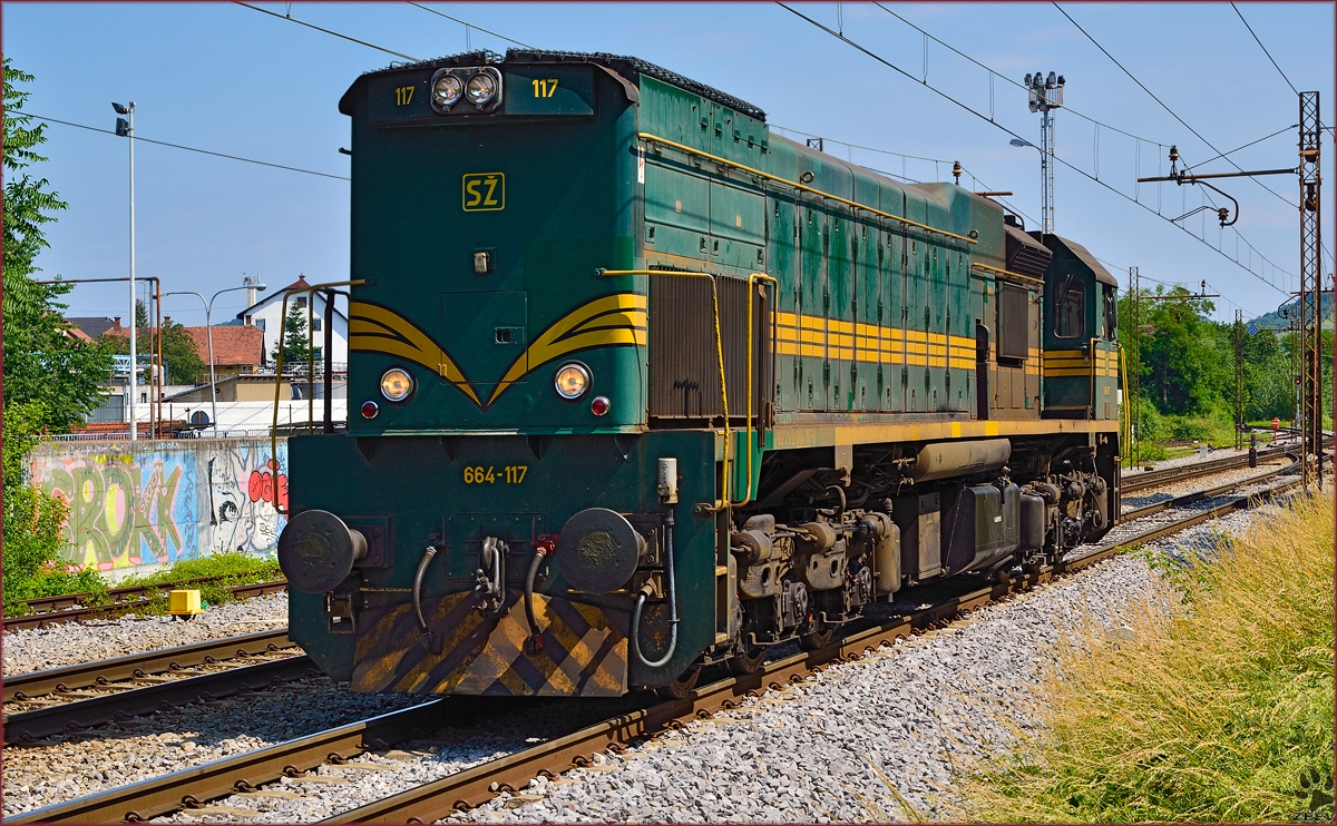 Diesel loc 664-117 run through Maribor-Tabor on the way to Tezno yard. /13.6.2014