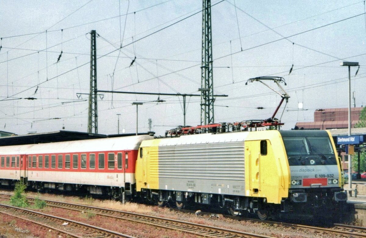 DispoLok 189 932 has entered Dortmund Hbf with an Ürlaubsexpress from Ale4ssandria on 14 May 2007.