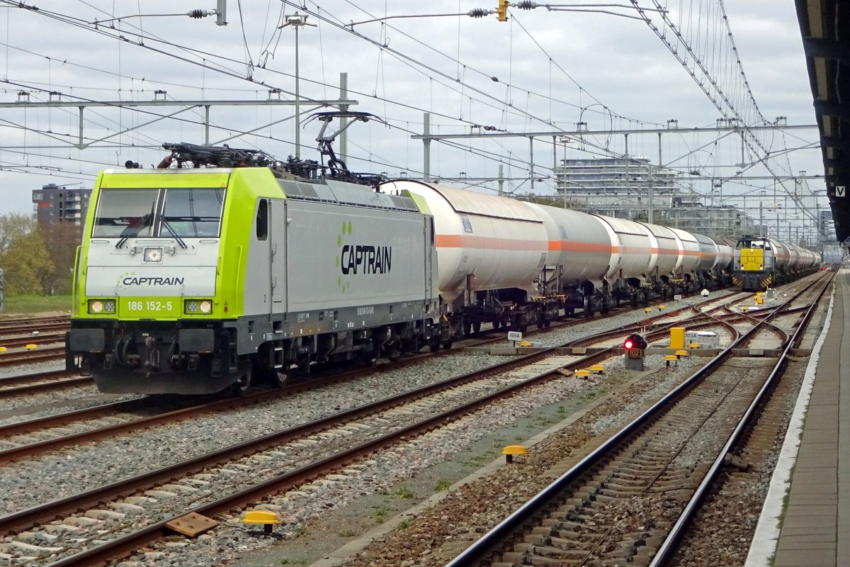 Diverted CapTrain 186 152 with tank train stands in Nijmegen on 14 April 2020.