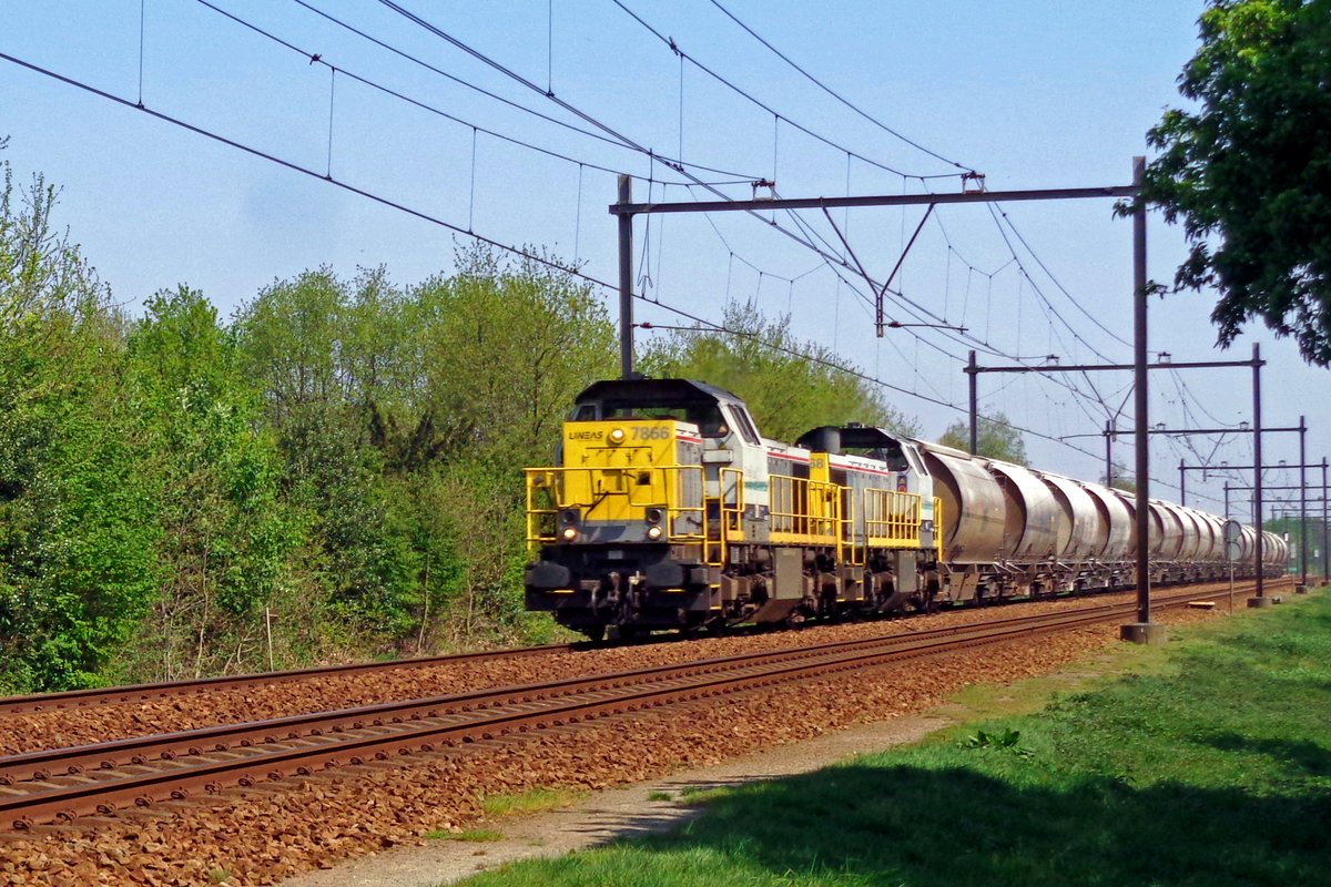 Diverted Dolimetrain with 7866 heading passes through Wijchen on 25 July 2019.