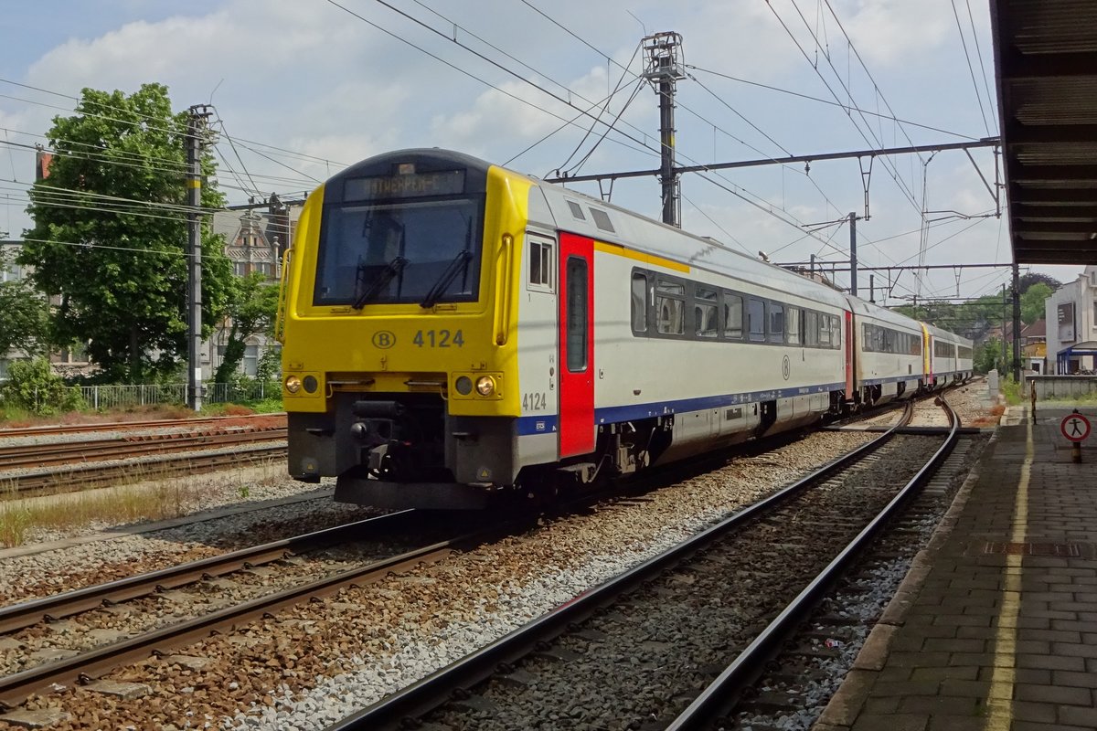 DMU 4124 departs on 22 May 2019 from Lier.