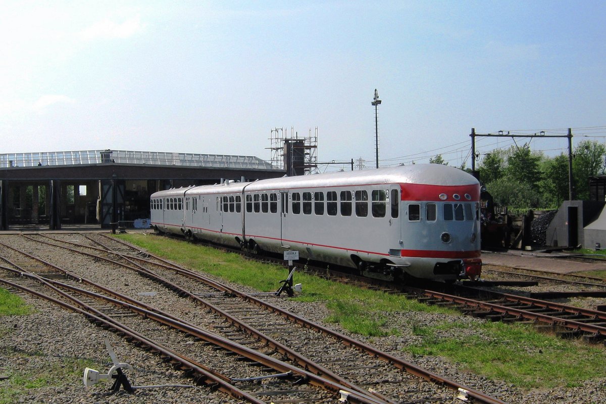 DMU DE-27 stands at Goes on 17 May 2012. She is owned by the Dutch Railway Museum at Utrecht and takes as a guest part in the celebrations of the 40th aniversary of the SGB.