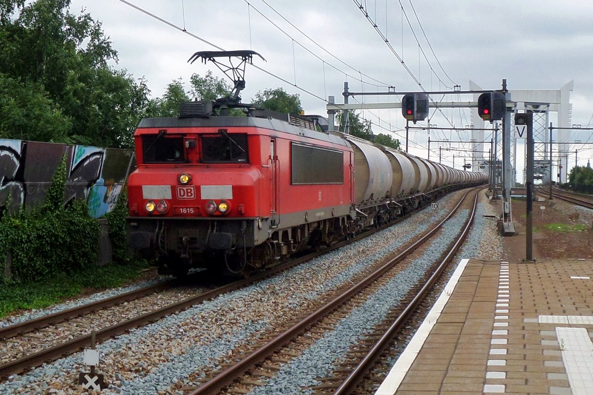 Dolimetrain with 1615 thunders through Zwijndrecht on 16 July 2016.