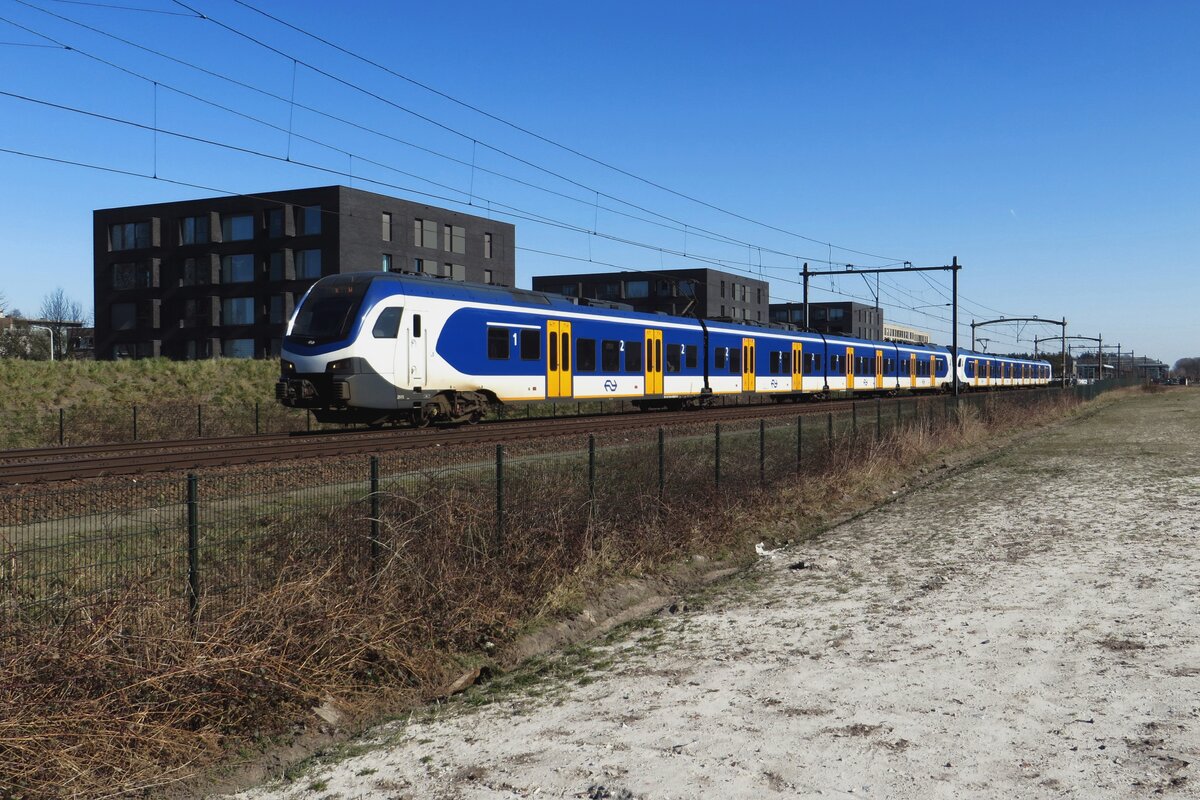 Double flirt Part1: NS 2515 speeds through Tilburg-Reeshof to Dordrecht on 18 March 2022.