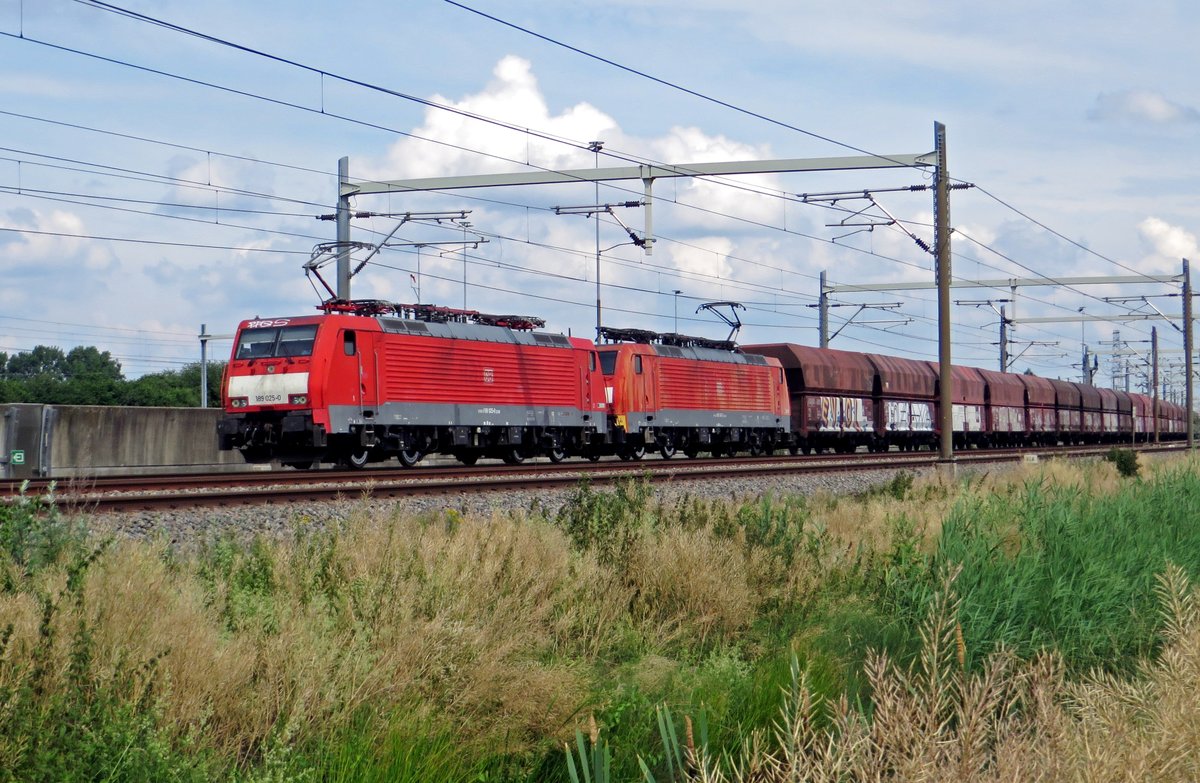 Double headed coal train with 189 025 at the front passes through Valburg CUP on 18 June 2020.