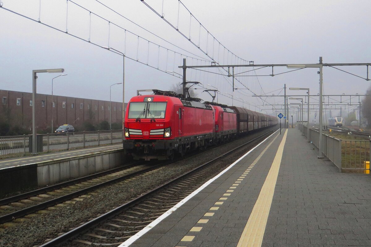 Double Vectron haulage of coal trains is a rarity in the Netherlands, for in the past, Vectrons turned out to be too light to generate enough adhesion to pull these heavy trains. DBC tried on 16 December 2021 at Blerick with 193 352 leading sister loco 193 324 and a fully loaded coal train.