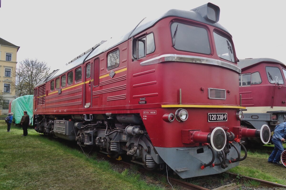 DR 120 338 stands in the Bw Dresden-Altstadt on 8 April 2017.