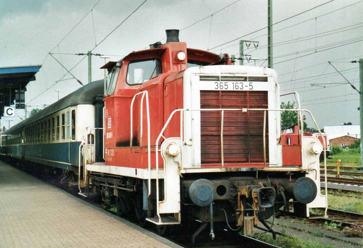 DreiBein 363 163 readies for departure at Emden on 27 May 2000. This is not a shunting operation; some coaches of an extra InterRegio (on Fridays) were Diesel hauled for the short hop between Emden main station and Emden Ausserhafen. 