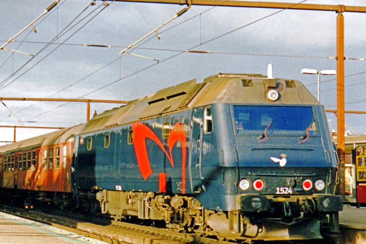 DSB 1524 is about to call at Roskilde on 22 May 2004.