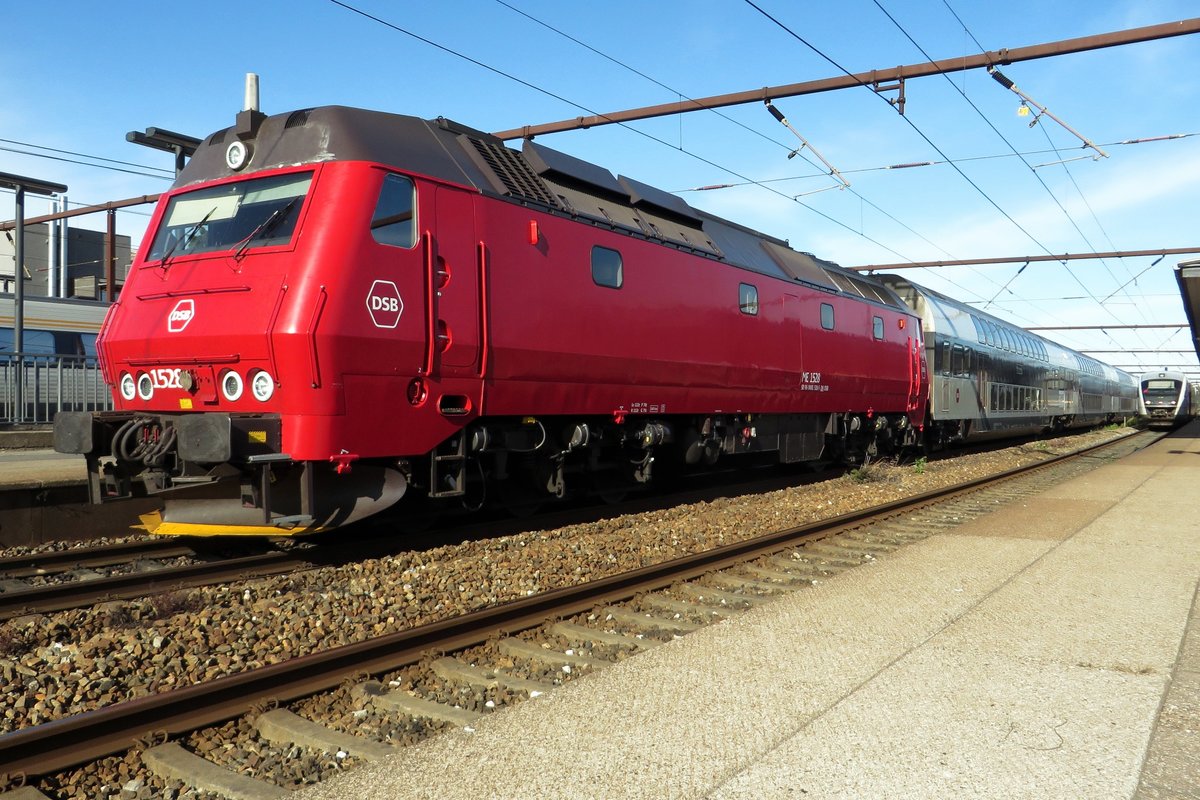 DSB 1528 calls at Roskilde on 17 September 2020 with a train from Kalundborg.