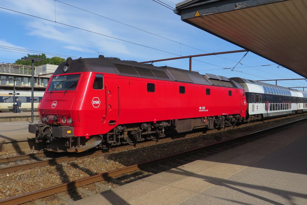 DSB 1531 is about to leave Roskilde with double deck stock on 17 September 2020.